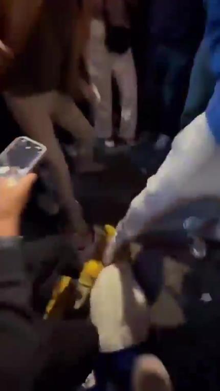 驚！尼克斯大勝步行者后，哈利伯頓遭主場球迷群毆