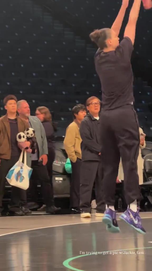 71歲成龍現(xiàn)身巴克萊中心看女籃比賽：她們投籃怎么那么準(zhǔn)?。。?>
                                <div   id=